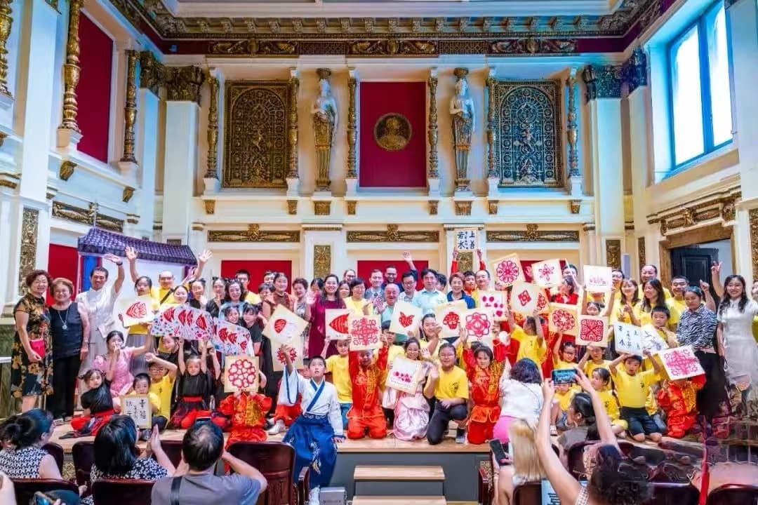 Besucherinnen und Besucher beim chinesischen Fest im historischen Wiener Saal.