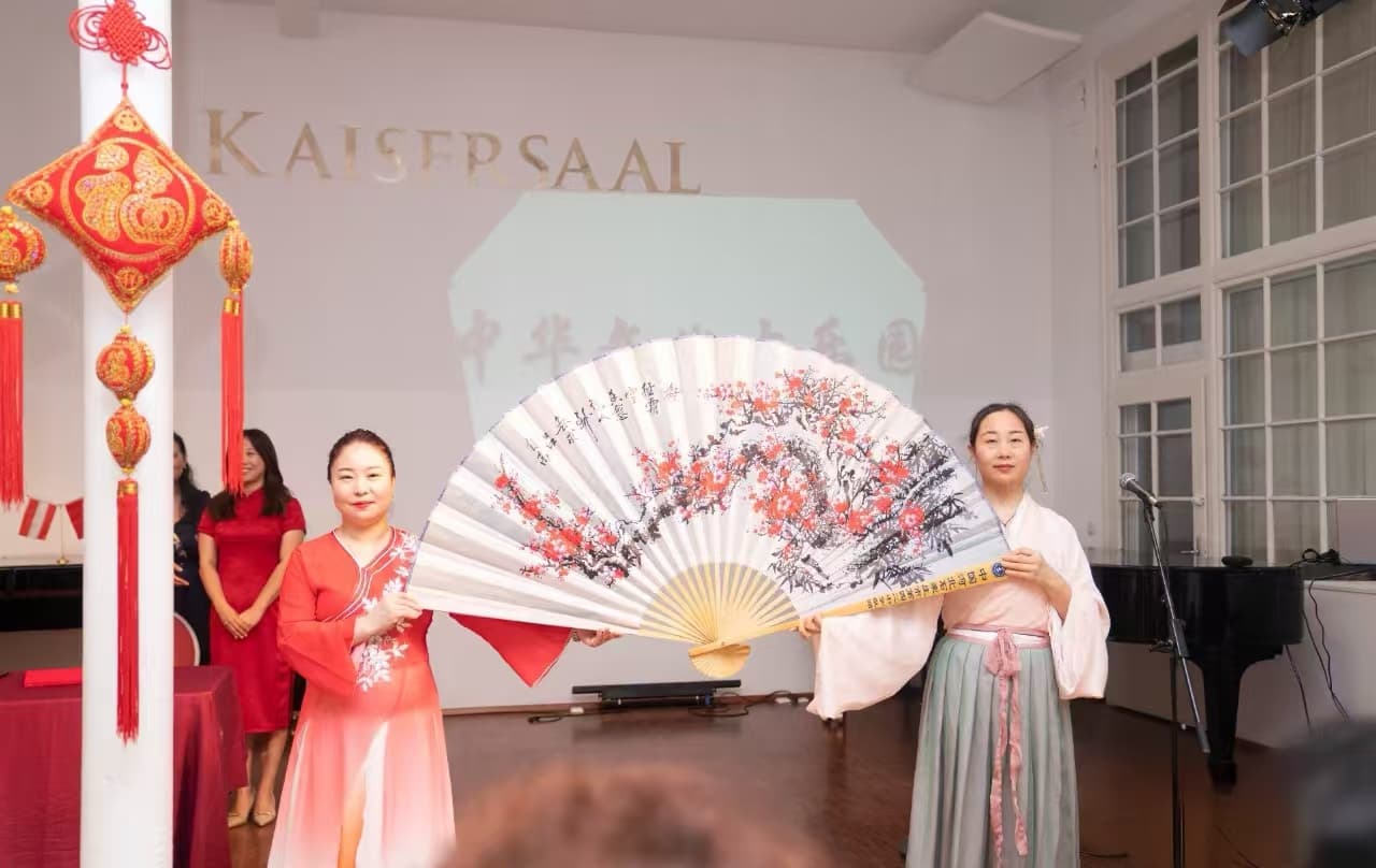 Schülerinnen präsentieren traditionelle chinesische Kultur mit Fächern.
